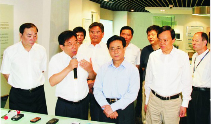 曾任中央书记处书记赵洪祝（时任浙江省委书记）；中央政治局委员黄坤明（时任杭州市委书记）